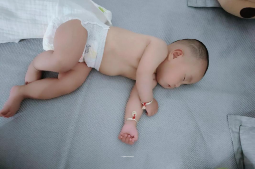 丽江六个月宝宝眼睛散光 丽江六个月宝宝眼睛散光